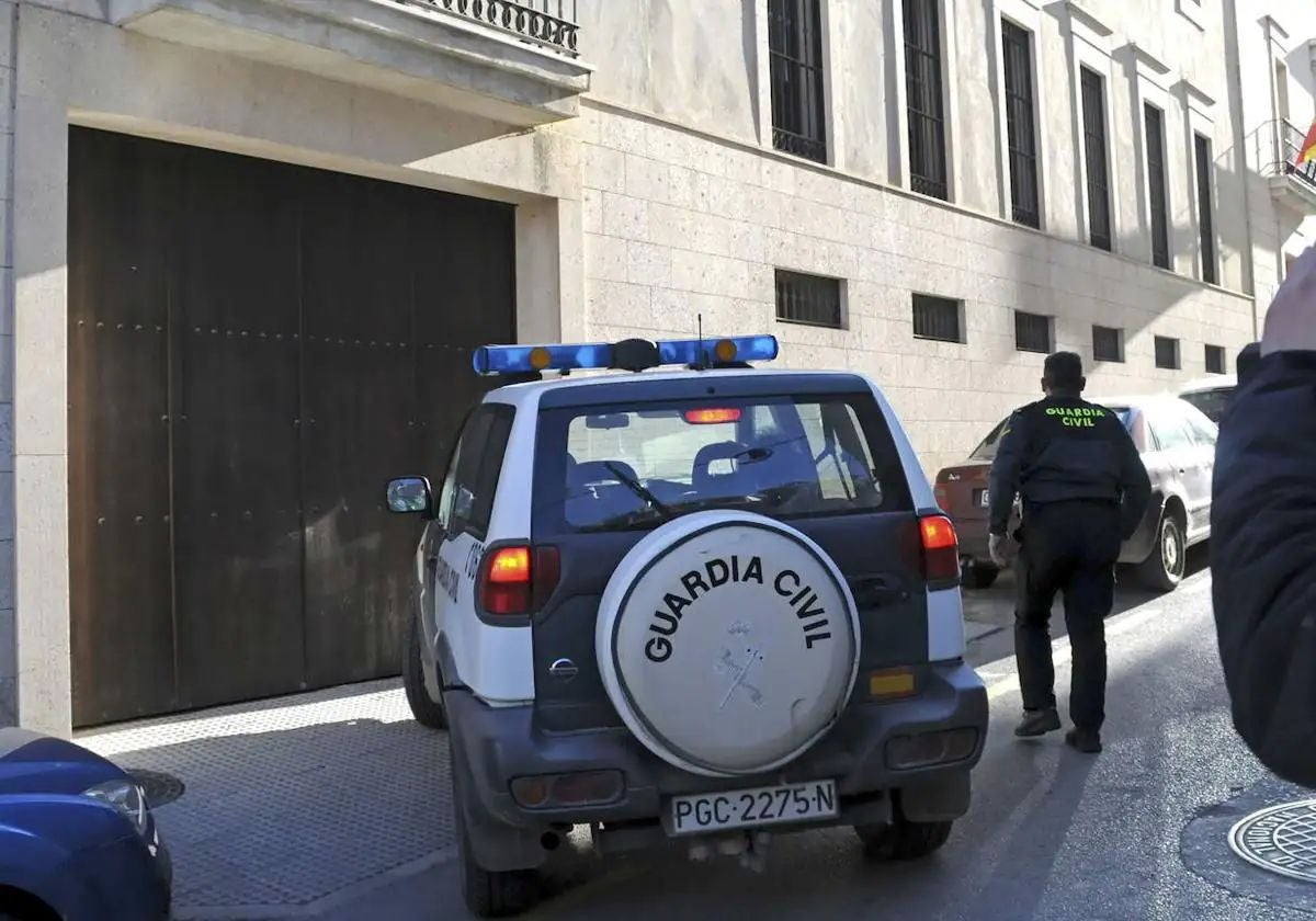 Un vehículo de la Guardia civil de Granada.