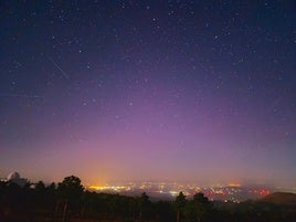 Imagen del cielo estrellado con la aurora boreal.