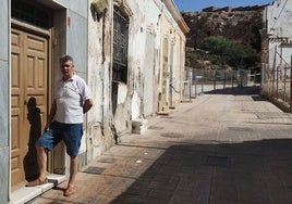 Ángel Martínez, en la puerta de su vivienda de la calle Hércules de Almería.