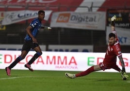 Siren Diao marca un gol para el equipo sub-23 del Atalanta.