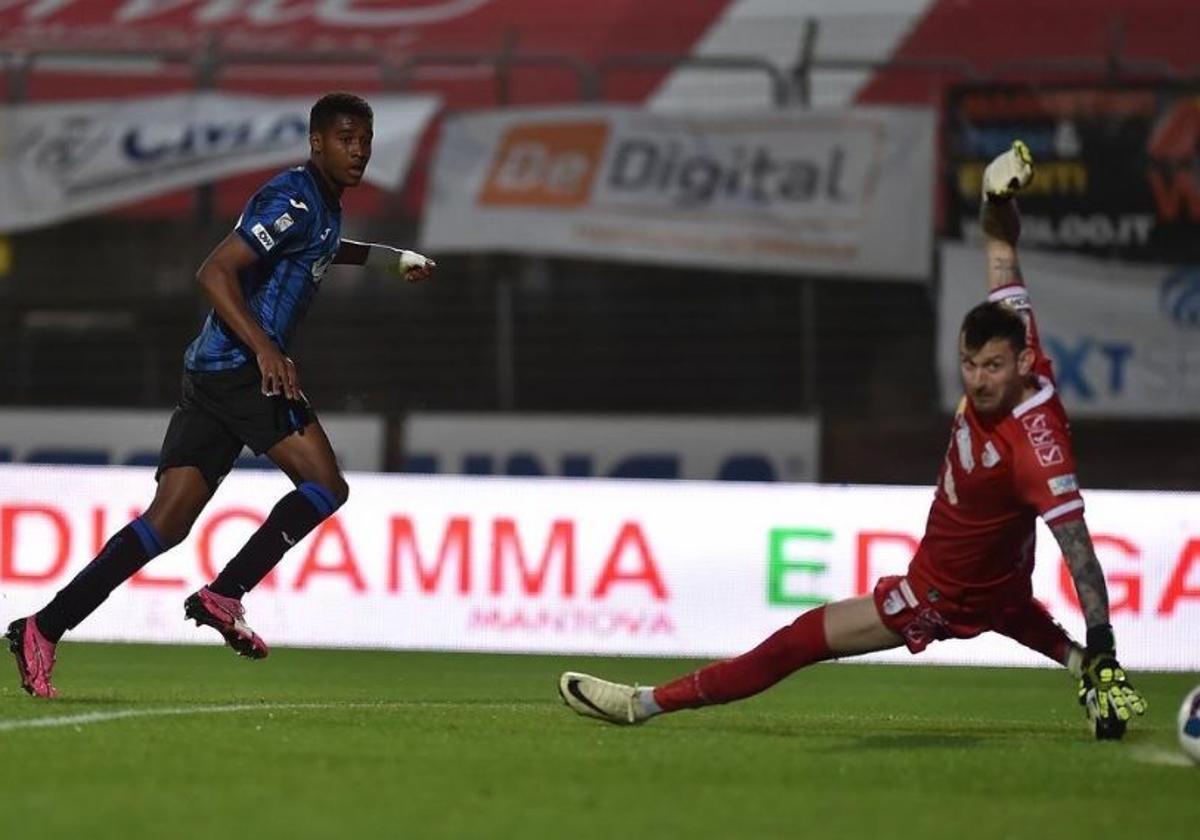 Siren Diao marca un gol para el equipo sub-23 del Atalanta.