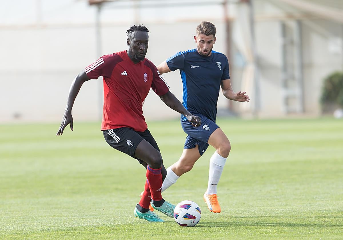 Famara Diédhiou, de rojo, en un amistoso de pretemporada de 2023.
