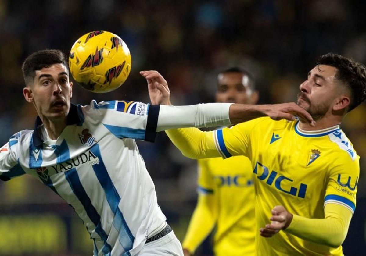 Carlos Fernández pugna por un balón con un futbolista del Cádiz.