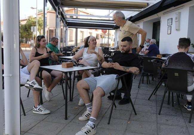 Jóvenes llenan uno de los establecimientos hosteleros de la plaza.