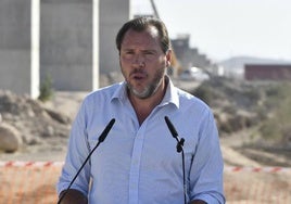 Óscar Puente, en su visita a las obras del AVE en Níjar.