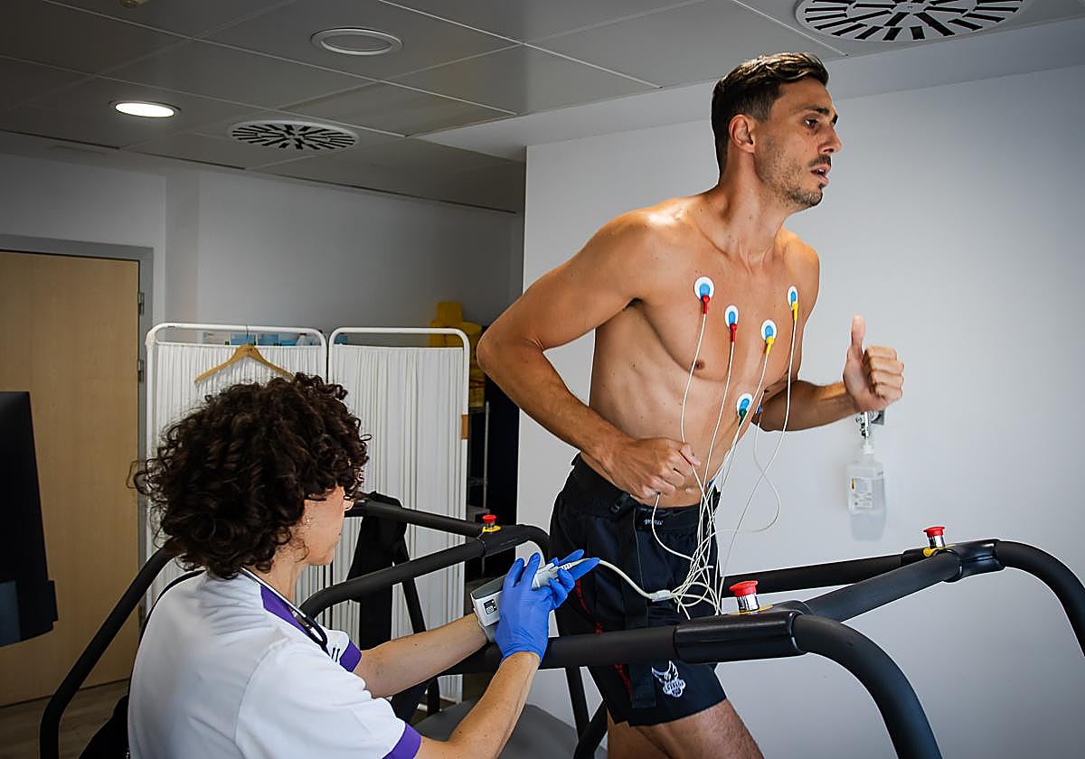 Pere Tomàs, capitán del Covirán Granada, pasa las últimas pruebas físicas.