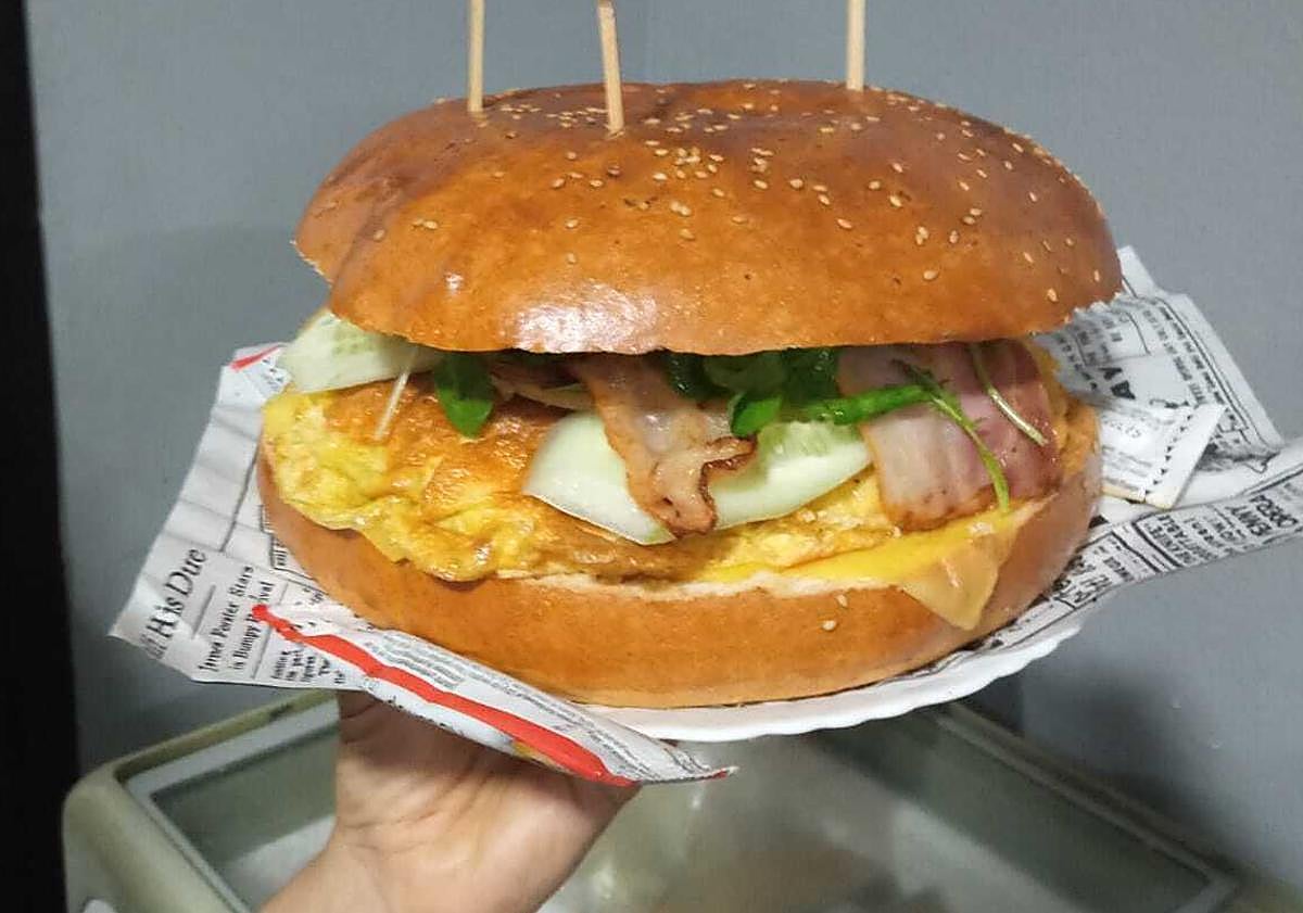 Imagen principal - «Pesan más de un kilo»: este bar de Granada lanza unas hamburguesas XXL inéditas