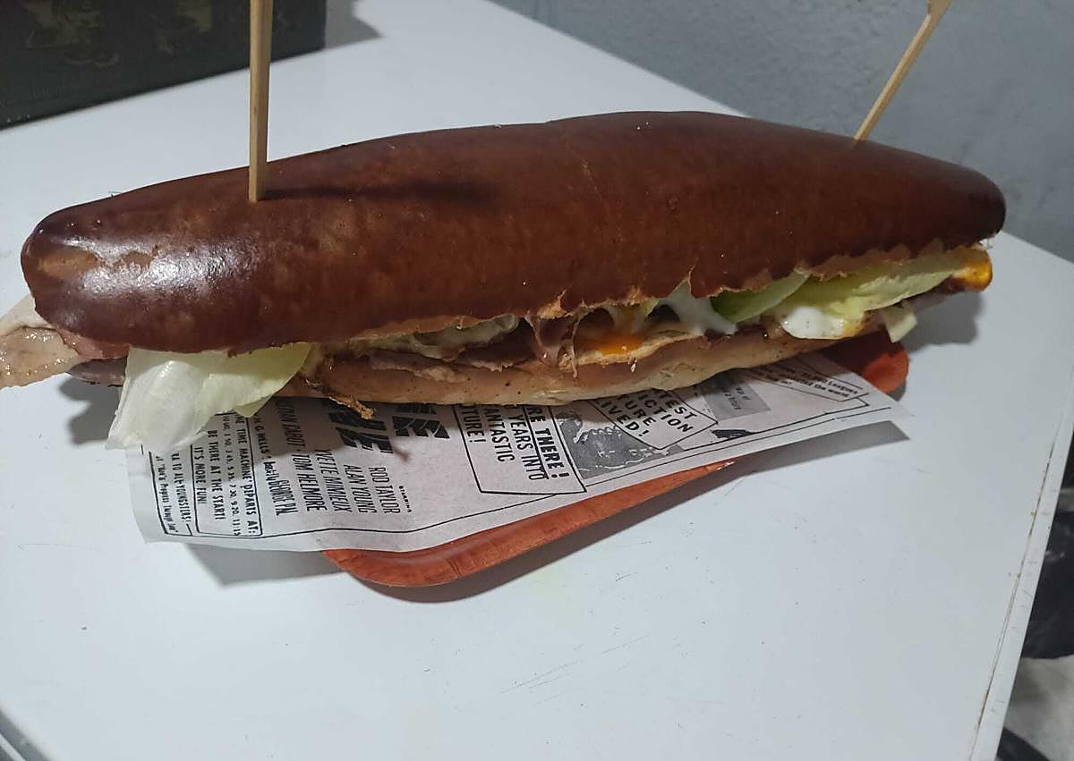 Imagen secundaria 1 - «Pesan más de un kilo»: este bar de Granada lanza unas hamburguesas XXL inéditas