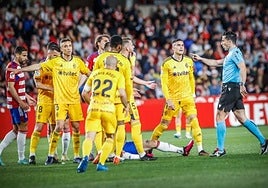 El árbitro Ais Reig toma una decisión durante su último precedente con el Granada, en Los Cármenes contra la Ponferradina.