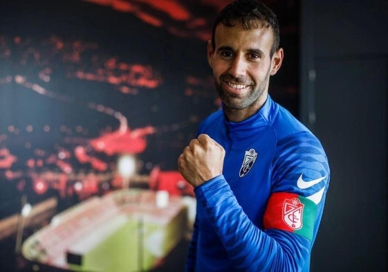 Víctor Díaz posa para IDEAL con el brazalete de capitán en 2022.