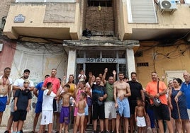 Vecinos del 'hotel Luz' protestan por el corte de electricidad en una de las entradas al edificio.