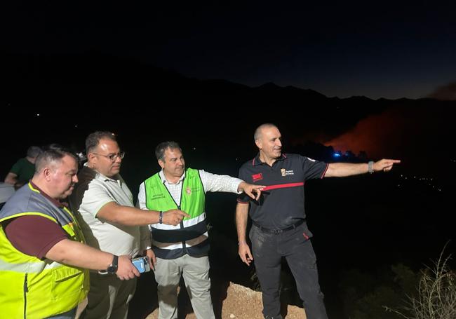 O prefeito de Almuñécar, Juanjo Ruiz Joya, e o delegado de emergência, Eduardo Martos, no local do incêndio.