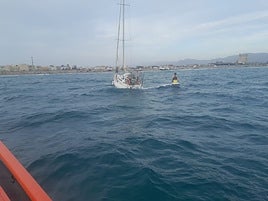 La embarcación a la deriva.