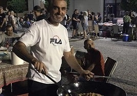 Cocinando migas por el Día del Emigrante