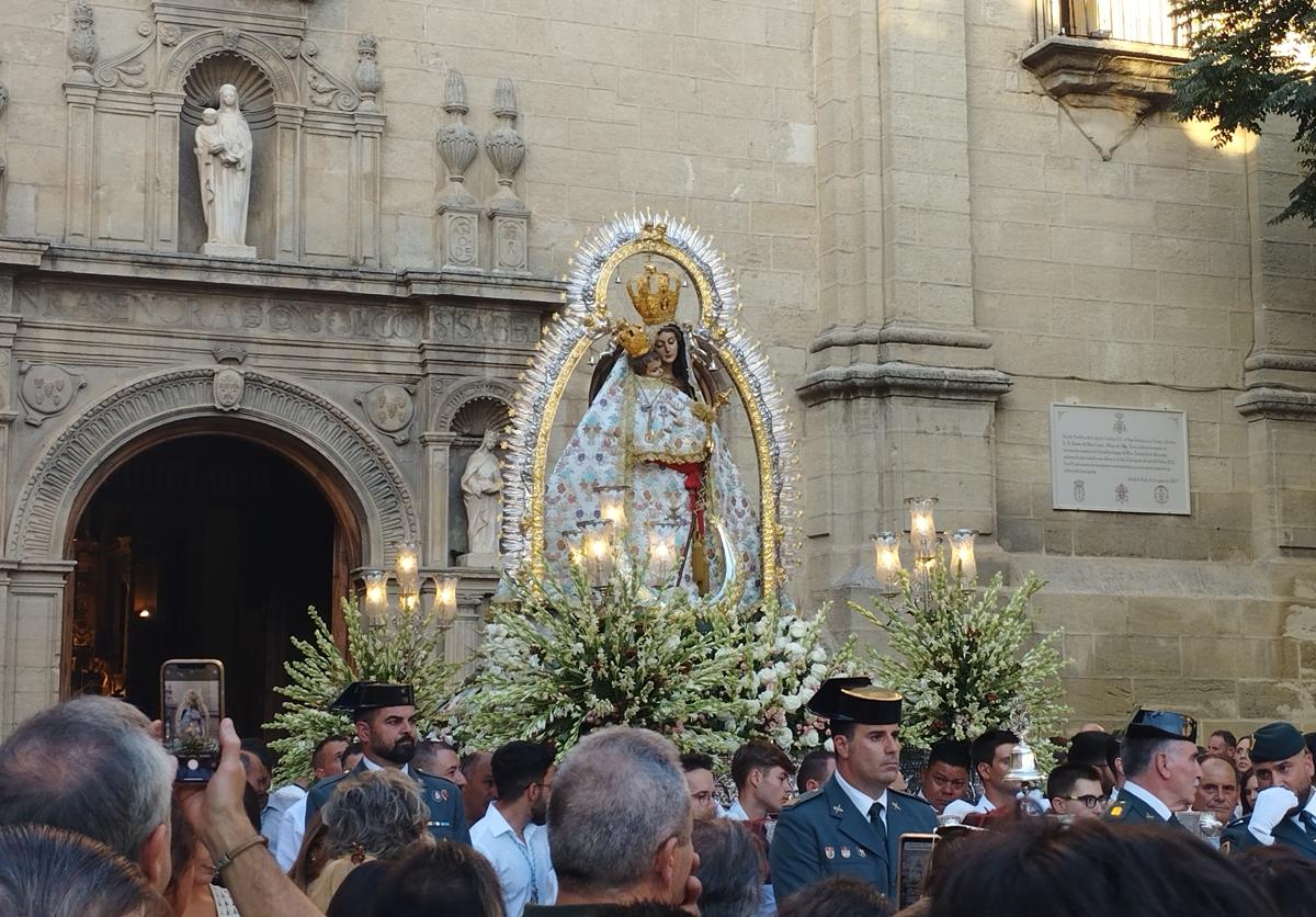 Salida de la Virgen de las Mercedes, ayer, desde la iglesia de la Consolación de Alcalá la Real.