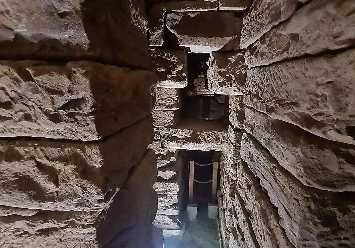 El interior visitable del aljibe romano, con sillares, dinteles y zapatas