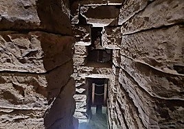 El interior visitable del aljibe romano, con sillares, dinteles y zapatas