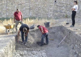 Trabajos previos de delimitación de una fosa en San Eufrasio, en noviembre de 2022.