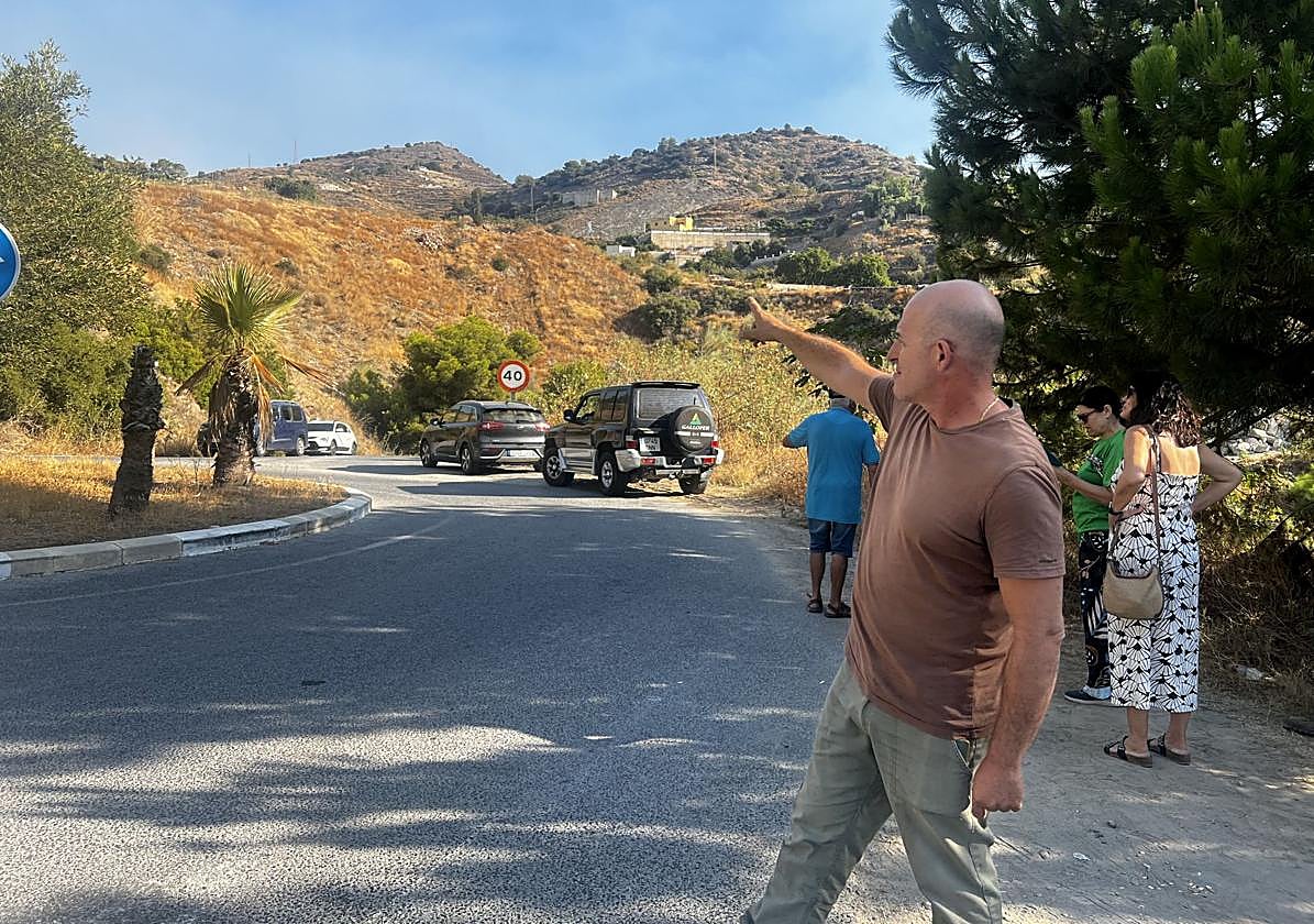 Matías residente del lugar evacuado señalando la zona afectada por las llamas.