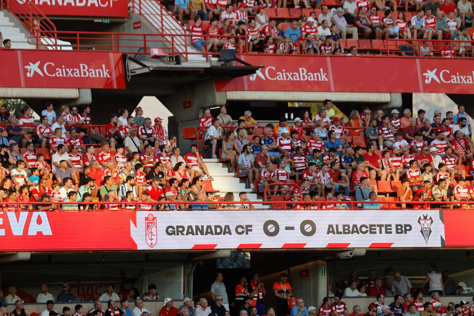 Encuéntrate en la grada durante el Granada-Albacete