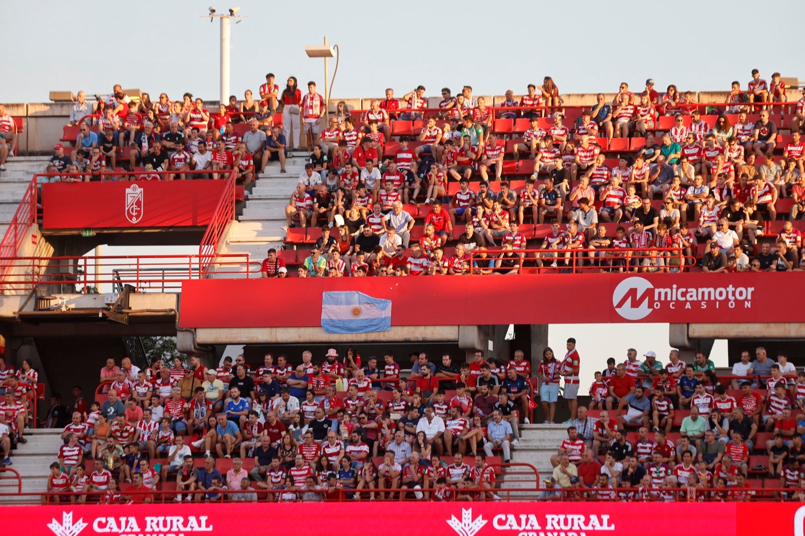 Encuéntrate en la grada durante el Granada-Albacete