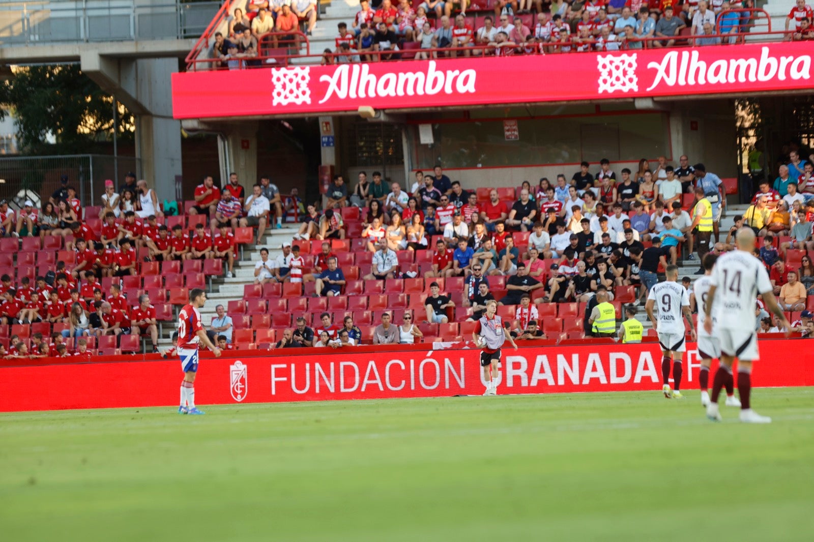 Encuéntrate en la grada durante el Granada-Albacete