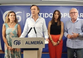 Rafael Hernando, con Ana Martínez Labella, Carmen Belén López y Jesús Caicedo.