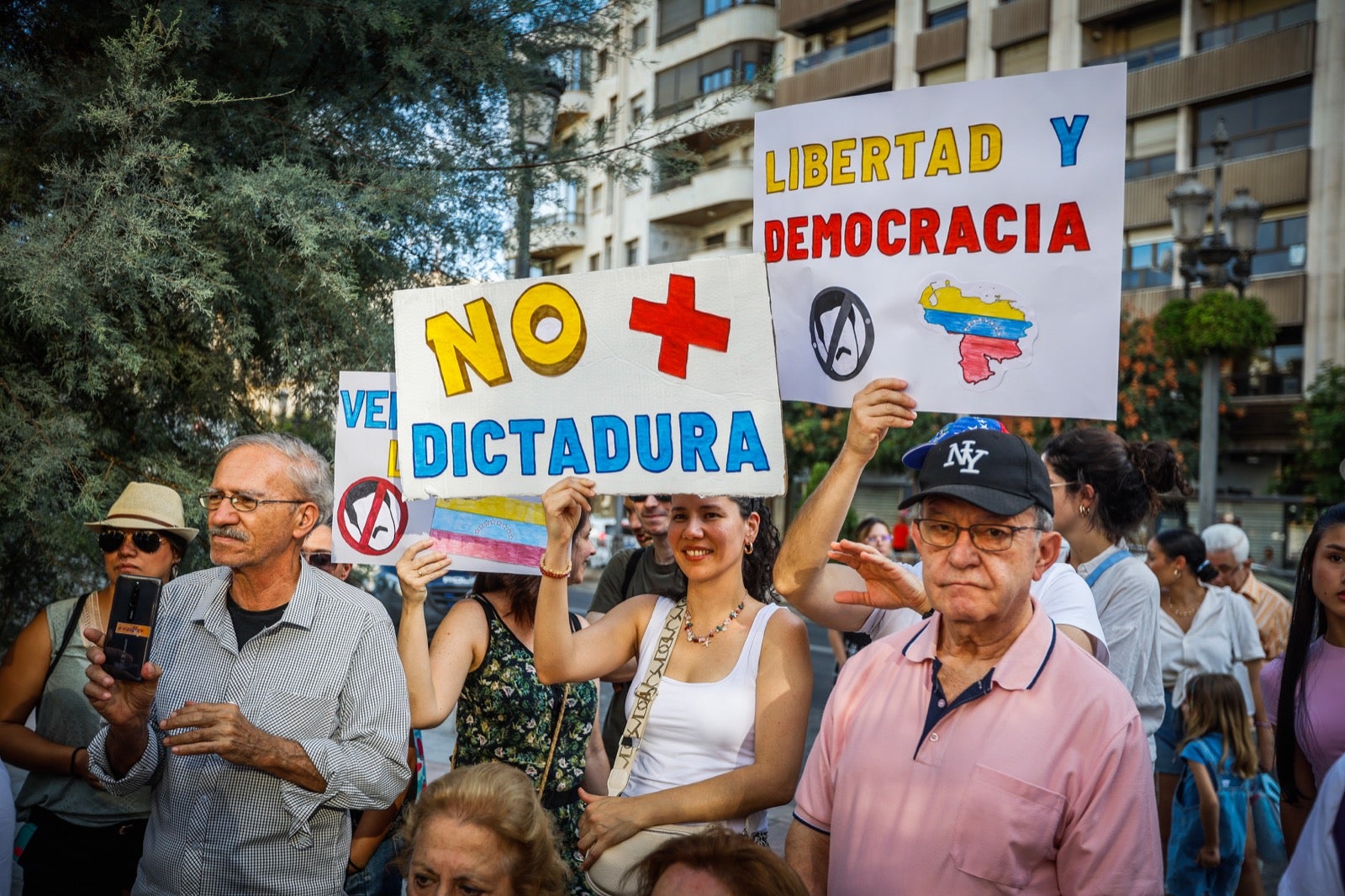 Granada se suma a la protesta mundial en apoyo a Venezuela