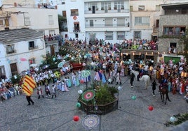 La plaza se vistió de gala para las representaciones de Moros y Cristianos en Velefique.