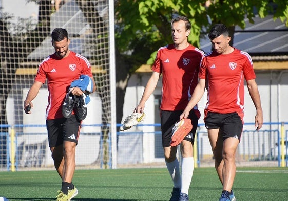 Rodri, Javi Lara y Hugo Díaz recuerdan todo el fútbol que tiene en sus botas el Linares de esta temporada