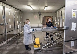 Instalaciones de un Servicio de Medicina Legal donde se realizan autopsias.