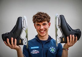 Guillermo Arcos posa para IDEAL con sus patines con el deseo de tener hielo en Granada para calzárselos.