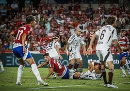 Miguel Rubio se levanta reclamando un posible penalti que el árbitro convirtió en una falta en ataque del central madrileño.