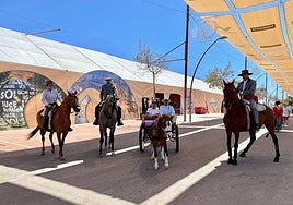 Varios de los participantes en el Paseo de Caballos y Carruajes.