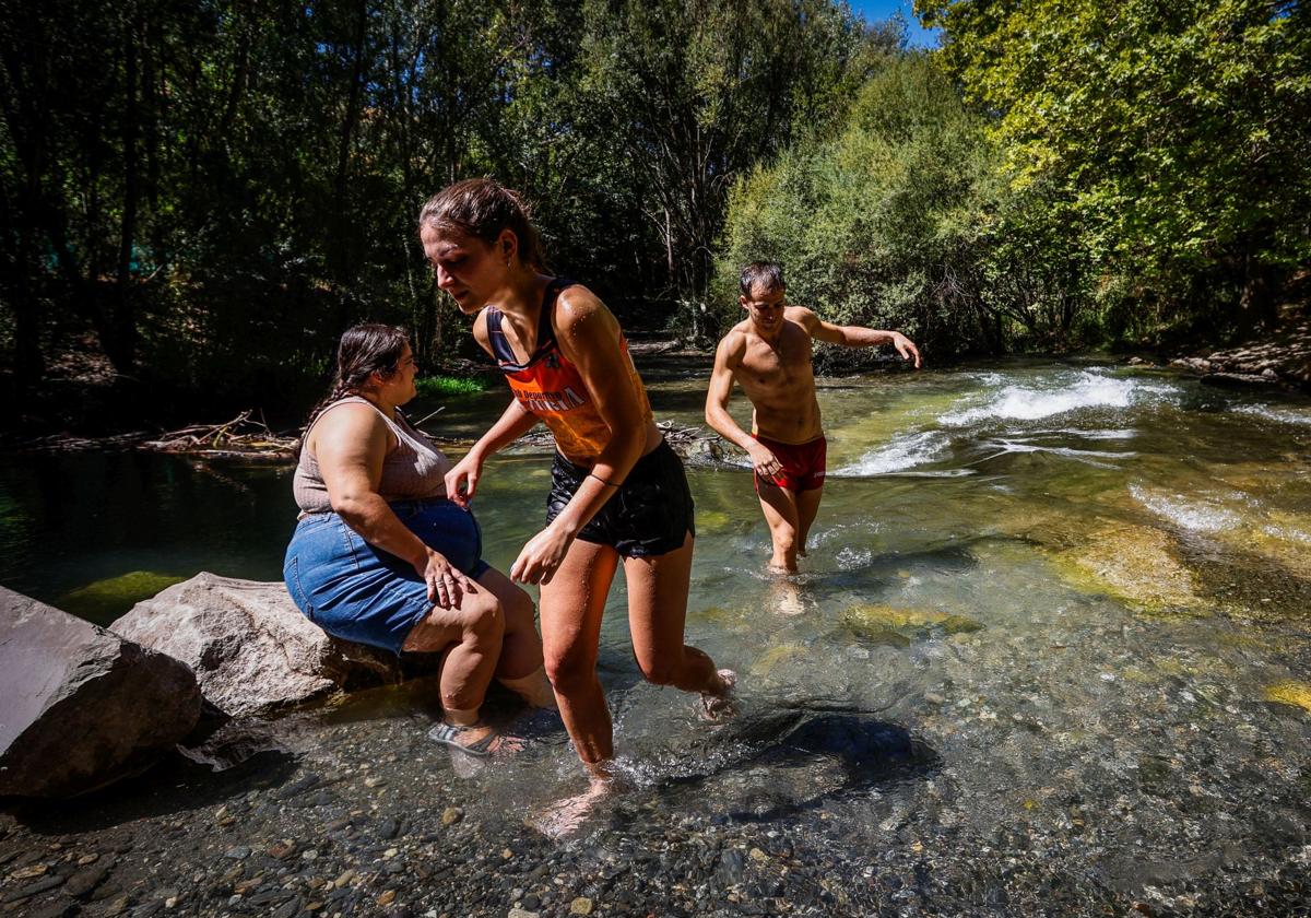 Bañistas a remojo en una poza de Pinos Genil