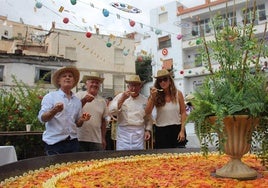 Rafael García, Ramón Rubira, Antonio Gázquez y María del Mar Rubira prueban la paella en la plaza del pueblo