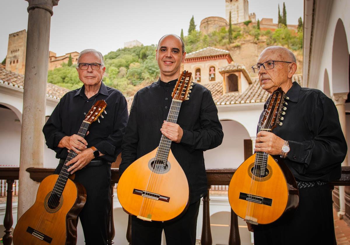 José Armillas, guitarra; Ismael Ramos, laúd, y José Luis Recuerda, bandurria, en el Museo Arqueológico