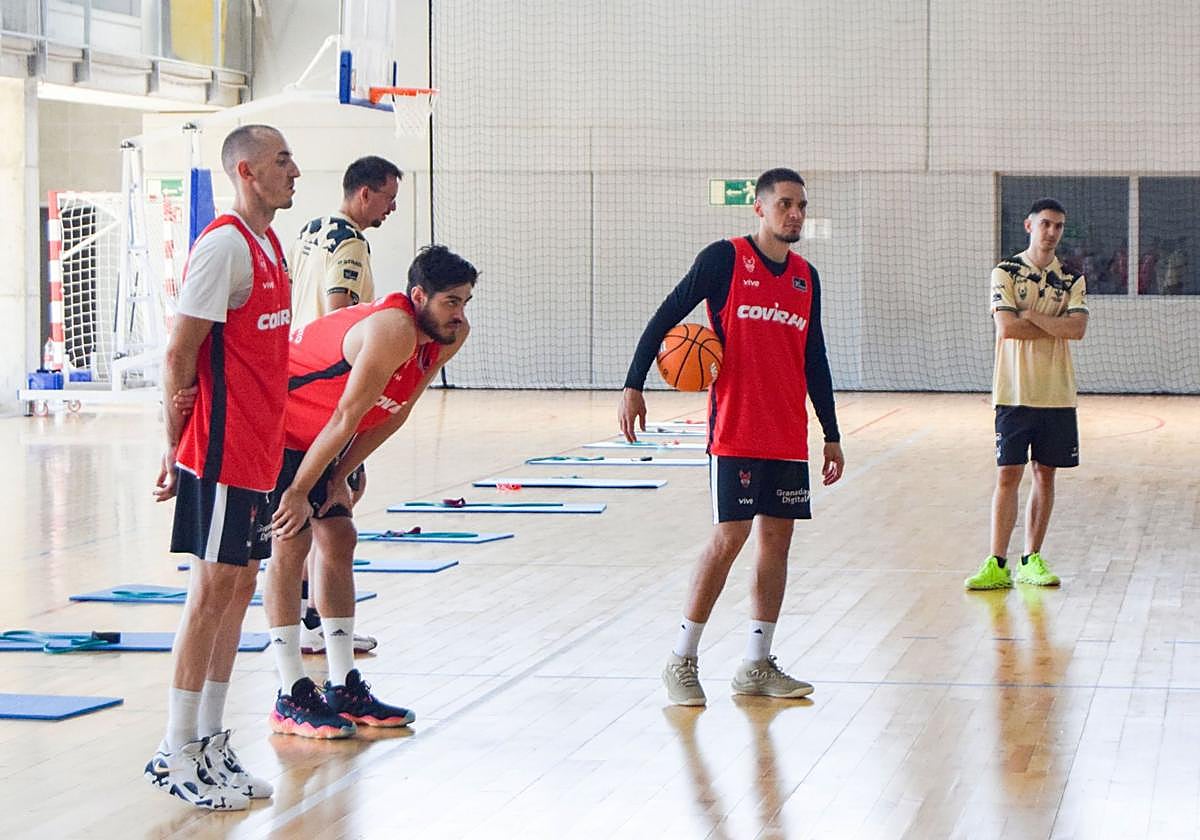 Scott Bamforth, con balón, ya entre sus compañeros.