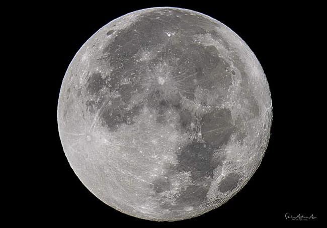 Imagen de la Luna en todo su esplendor tomada desde Motril.