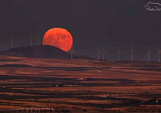 La Luna, con tono colorado por la refracción de la atmósfera a baja altura, en el Altiplano de Granada