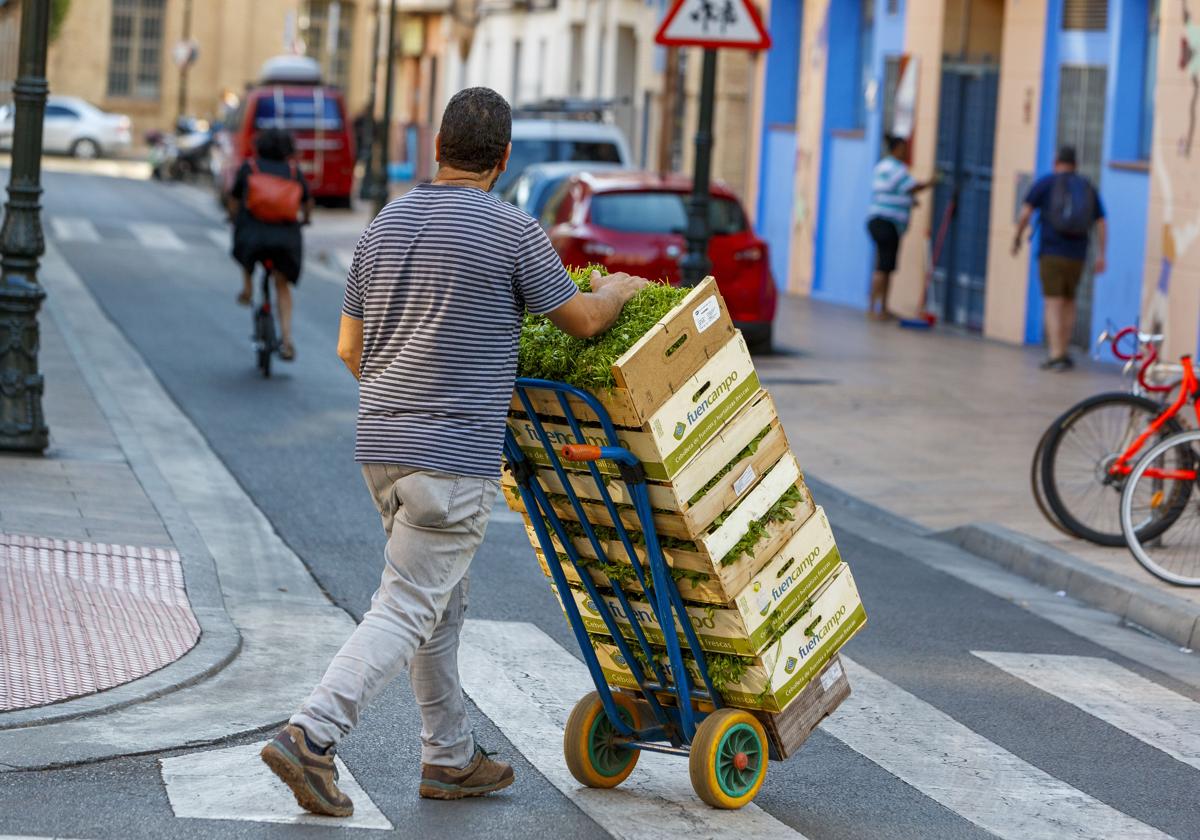 Un trabajador, en plena faena.