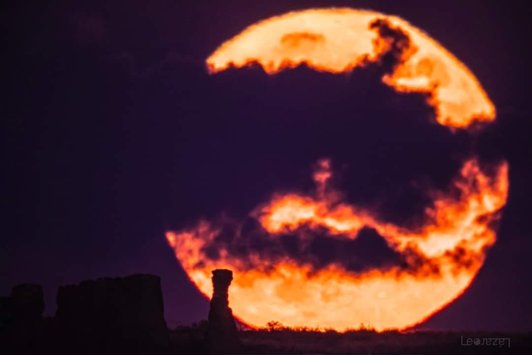 La Luna en los badlands de Guadix, con detalle del Diente y la Muela en el tercio inferior.