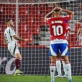 Higinio celebra su gol de penalti y Uzuni se lleva las manos a la cabeza.