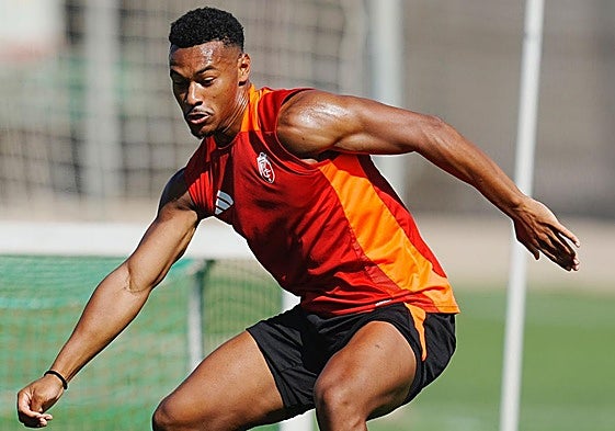 Loïc Williams se esfuerza durante un entrenamiento.