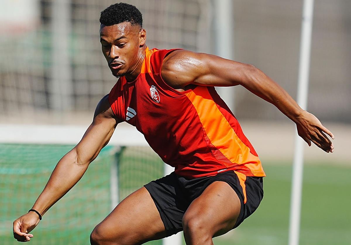 Loïc Williams se esfuerza durante un entrenamiento.