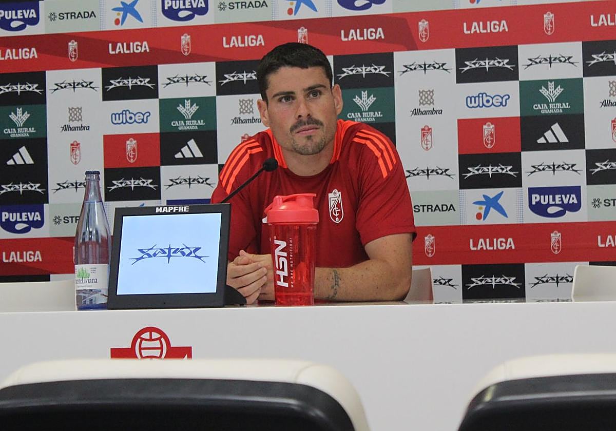 Sergio Ruiz comparece en la sala de prensa de la Ciudad Deportiva del Granada.