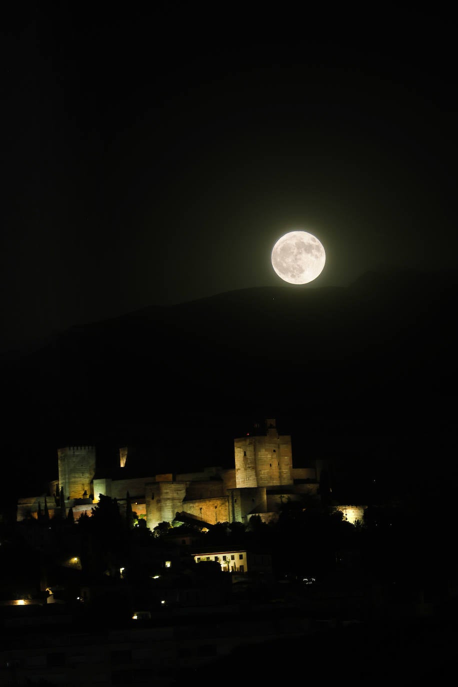 Impresionante captura de la Luna detrás de la Alhambra.