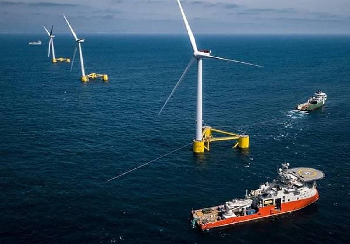 Fotografía de un parque eólico marino.