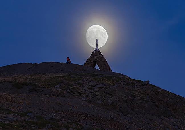 La Luna 'despuntando' en el altar de la Virgen de las Nieves.