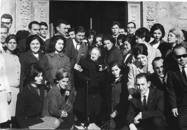 José Luis junto a Carmen Falla, hermana de Manuel de Falla, en un homenaje al músico en Granada en 1966